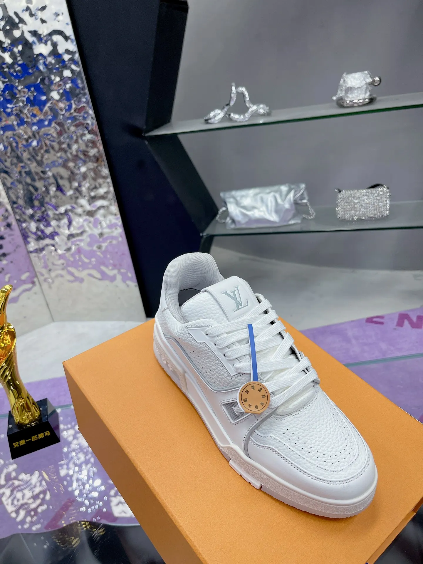👟👟Ex-factory price 720👟👟 Original development, quality shipments, welcome to compare ❥❥❥❥❥❥LV Trainer Maxi sneakers series LV Trainer Maxi sneakers introduce the loose silhouette of the ready-to-wear series into the LV Trainer sneaker design written by Virgil Abloh, making an eye-catching appearance at the 2024 spring and summer men's wear show. The cow leather upper is combined with rough fabric laces, and colorful beading highlights the brand's classic elements. LV letters mark the tongue and Monogram floral outsole. Mixed materials Made of first-layer cowhide, wrapped in imported custom-printed denim, thick shoelace design, large Monogram print on the side, "lv 54" badges on the tongue and heel, rubber outsole decorated with Monogram flowers, mesh lining and cotton feet, the comfort is as extreme as ever, premium heritage, quality first, worth owning! Size: 35-40 for women, 39-44 for men (45 is custom-made and cannot be returned or exchanged) ♡Full set of packaging with original gift box